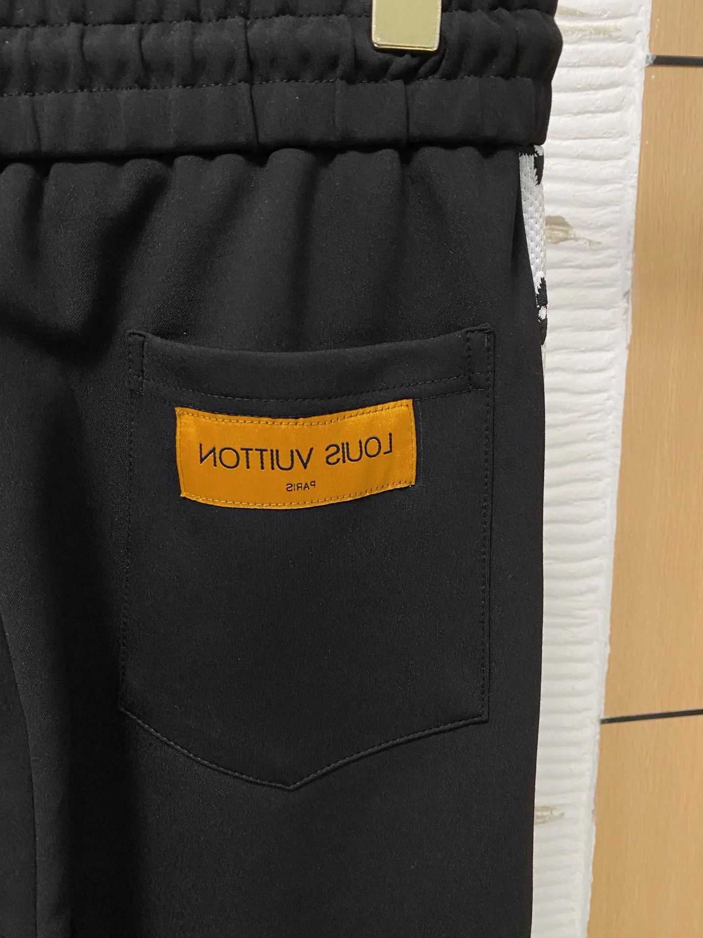 🅿️720 [LV Louis Vuitton] hot-selling suit is coming. Focus on the original version of the official website. 2025 new hot-selling cardigan and sweatshirt suit. The original order is the best. 🇭🇰The meticulous work of top designers. It has a fitting and perfect upper body effect. All-natural high-quality Tencel Roman cotton 100%, close-fitting comfort, noble and elegant! Original hardware embodies elegance and nobility! Counter size: M-3XL (maximum wear up to 190 pounds)